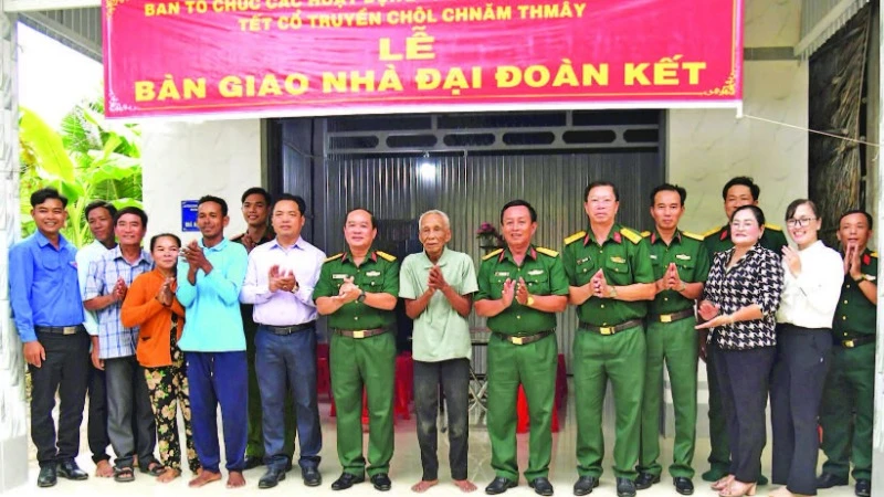 Lãnh đạo Bộ Chỉ huy quân sự tỉnh Kiên Giang bàn giao Nhà Đại đoàn kết cho ông Danh Onl.