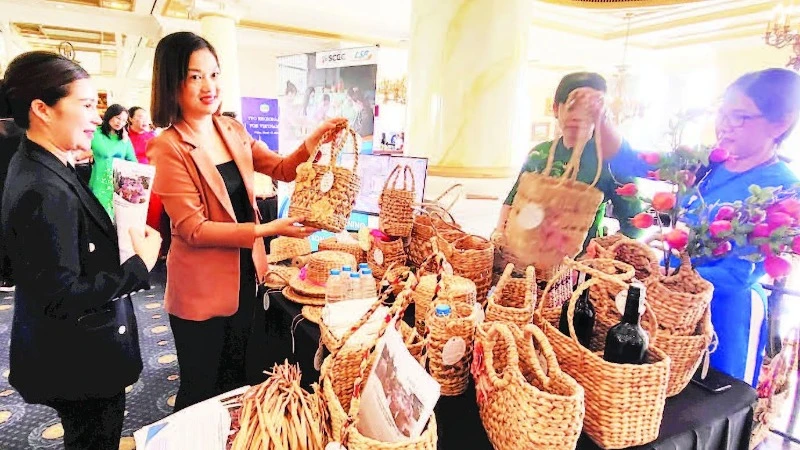 Doanh nghiệp nhỏ và vừa quảng bá các sản phẩm thủ công mỹ nghệ tại các hội nghị, hội thảo du lịch.