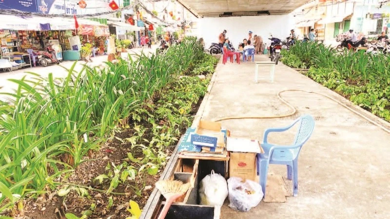 Gầm cầu Chánh Hưng, Quận 8 trở thành nơi bỏ đồ cũ, tập trung các quán nước, bán đồ ăn, điểm tụ tập của người vãng lai. (Ảnh QUÝ HIỀN)