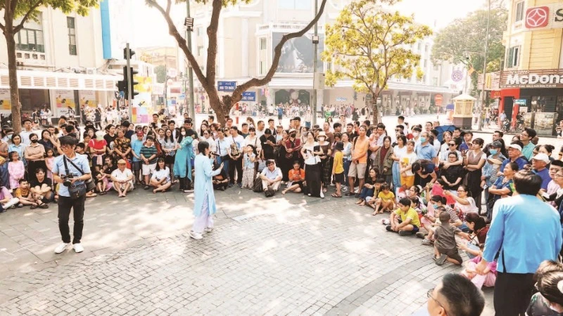 Hoạt động văn hóa, nghệ thuật diễn ra quanh năm là một lợi thế lớn thu hút khách du lịch tại quận Hoàn Kiếm.