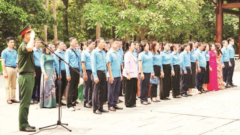 Đoàn cán bộ Công đoàn Thủ đô cùng các tập thể, cá nhân điển hình tiên tiến trong học tập và làm theo tư tưởng, đạo đức, phong cách Hồ Chí Minh báo công dâng Bác tại Khu di tích lịch sử K9 - Đá Chông, huyện Ba Vì, Hà Nội. (Ảnh MẠNH QUÂN)