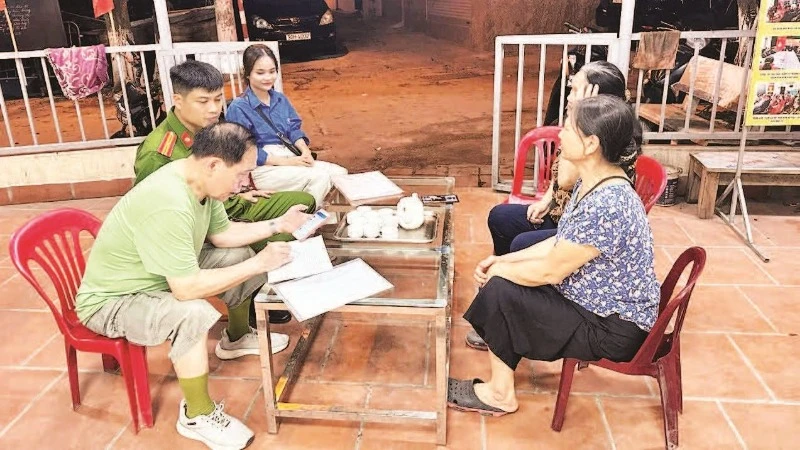 Công an phường Mai Dịch, quận Cầu Giấy hướng dẫn người dân Tổ dân phố số 5 gửi ý kiến sửa đổi, bổ sung một số điều của Hiến pháp năm 2013 qua ứng dụng VNeID.