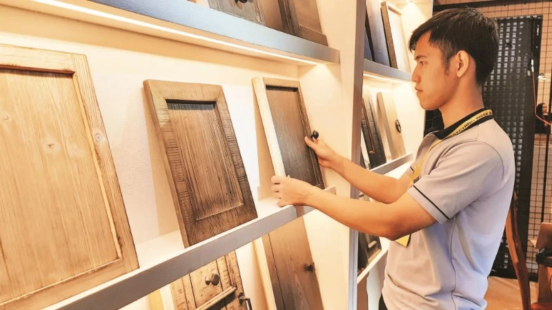 Doanh nghiệp chế biến và xuất khẩu gỗ trưng bày sản phẩm gỗ tại Thành phố Hồ Chí Minh.