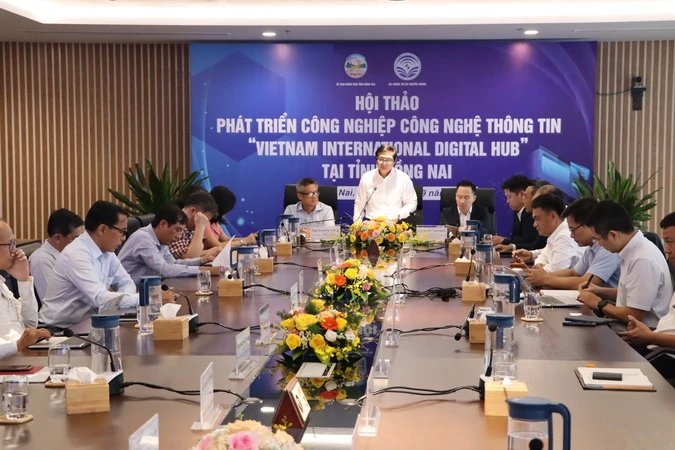 Phó Chủ tịch Ủy ban nhân dân tỉnh Đồng Nai Nguyễn Sơn Hùng phát biểu tại hội thảo.