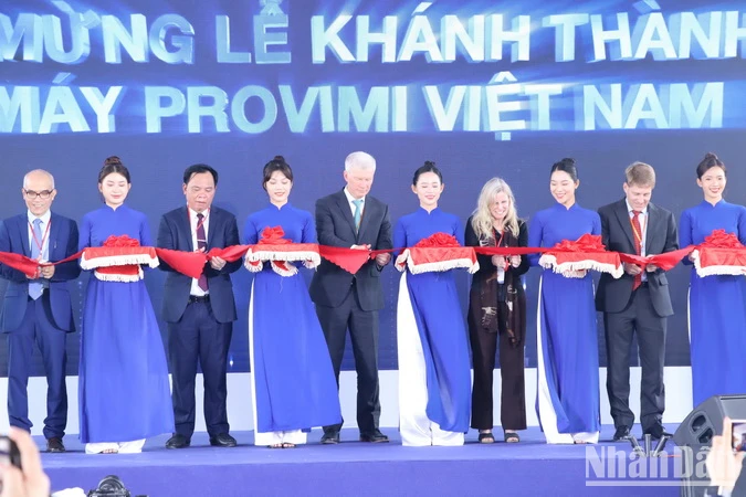 Các đại biểu cắt băng khánh thành nhà máy.
