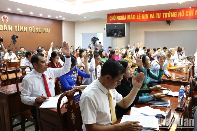 Các đại biểu Hội đồng nhân dân biểu quyết tại Kỳ họp.