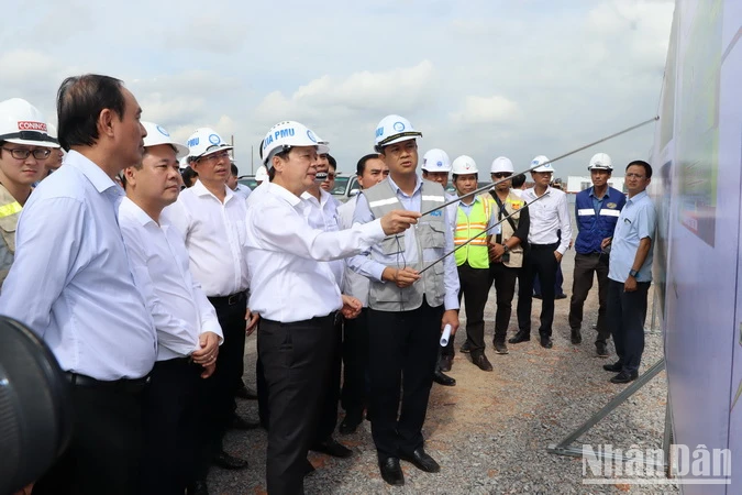 Phó Thủ tướng Trần Hồng Hà kiểm tra trên công trường sân bay Long Thành.