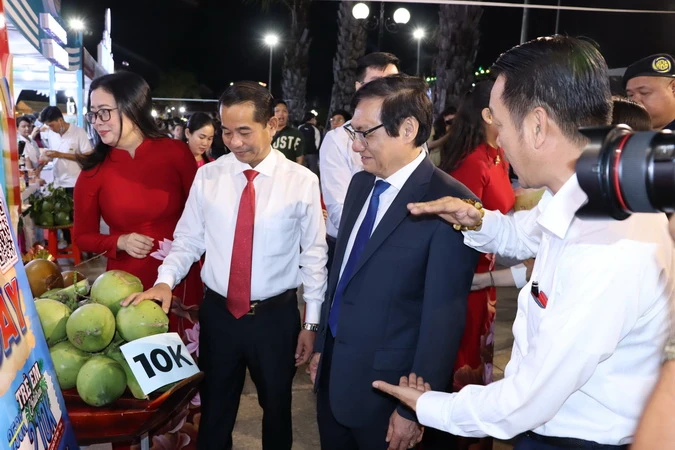 Lãnh đạo tỉnh Đồng Nai tham quan gian trưng bày trong chương trình Tuần lễ.