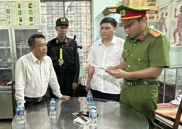 Cơ quan Cảnh sát điều tra Công an thành phố Biên Hòa đọc lệnh khởi tố bị can đối với Nguyễn Văn Nhuần.