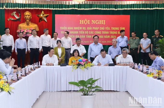 Đại diện lãnh đạo các sở ký kết giao ước thi đua giải ngân vốn đầu tư công, thu ngân sách năm 2024.