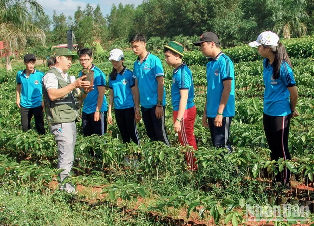 Học sinh tham quan du lịch tại Khu Bảo tồn thiên nhiên-văn hóa Đồng Nai.