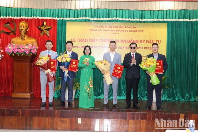 Bí thư Tỉnh ủy Đồng Nai Nguyễn Hồng Lĩnh và Phó Chủ tịch Ủy ban nhân dân tỉnh Nguyễn Thị Hoàng trao giấy chứng nhận đăng ký đầu tư cho 4 dự án FDI mới. 
