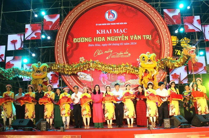 Nghi thức cắt băng khai mạc đường hoa Nguyễn Văn Trị.