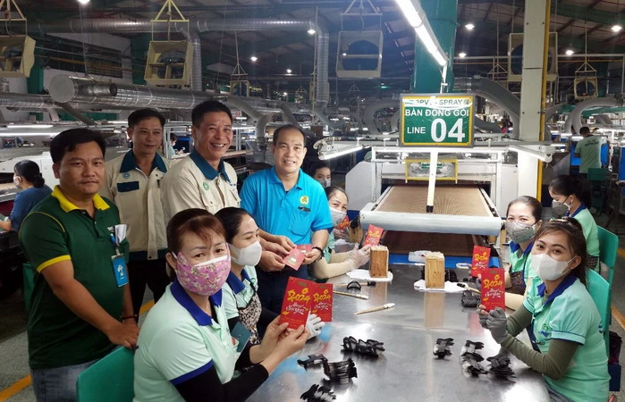 Công nhân phấn khởi trong ngày đầu tiên đi làm trở lại sau đợt nghỉ Tết tại Đồng Nai.