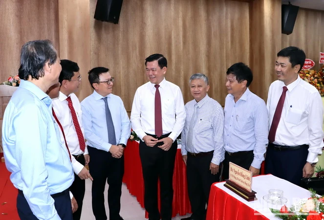 Bí thư Tỉnh ủy Nguyễn Hồng Lĩnh trao đổi với đồng chí Lê Quốc Minh, Ủy viên Trung ương Đảng, Tổng Biên tập Báo Nhân Dân, Phó trưởng Ban Tuyên giáo Trung ương, Chủ tịch Hội Nhà báo Việt Nam và các đại biểu tại Hội thảo Báo Đảng miền Đông Nam Bộ do Báo Đồng Nai tổ chức, tháng 9/2023.
