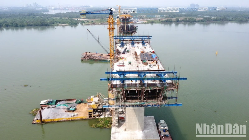 Vướng mặt bằng phía đầu cầu Đồng Nai khiến cầu Nhơn Trạch trên tuyến đường Vành đai 3 Thành phố Hồ Chí Minh bị ảnh hưởng tiến độ.