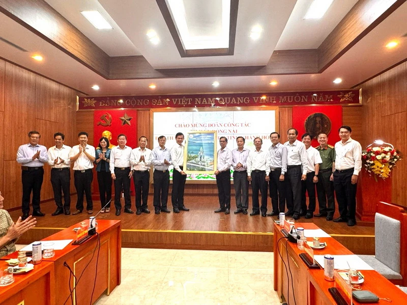 Lãnh đạo Tỉnh ủy Khánh Hòa tặng quà lưu niệm cho Tỉnh ủy Đồng Nai.