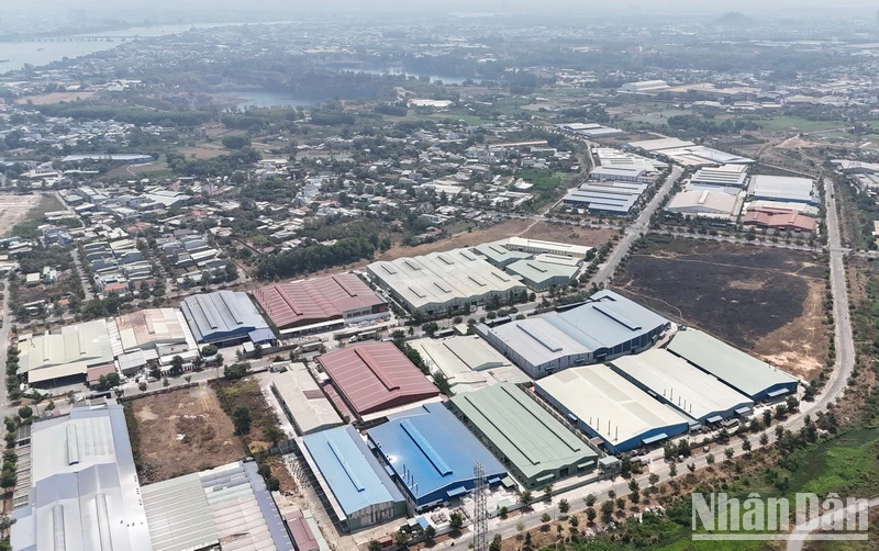 Cụm công nghiệp gốm sứ Tân Hạnh được đầu tư hạ tầng từ nguồn vốn ngân sách khoảng 225 tỷ đồng.