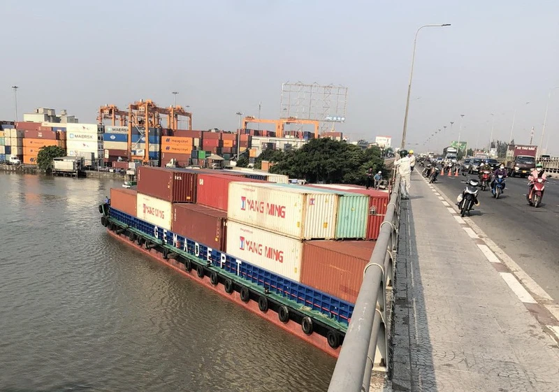Tàu bị đứt neo trôi dạt mắc kẹt dưới gầm cầu Đồng Nai.