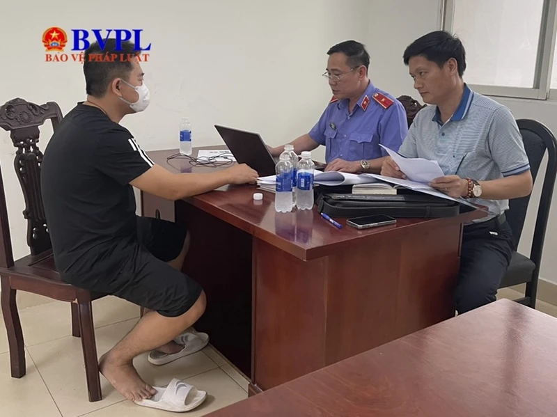 Cơ quan điều tra Viện Kiểm sát nhân dân tối cao làm việc với Điền Việt Đức. (Ảnh Báo Bảo vệ Pháp luật)