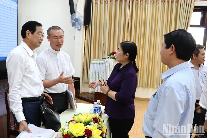Lãnh đạo tỉnh Đồng Nai trao đổi với Linh mục Nguyễn Tuấn Anh, Tổng đại diện giáo phận Xuân Lộc về giải pháp tháo gỡ vướng mắc liên quan đến diện tích đất thu hồi của Tu xá Thánh Vinh Sơn và các hộ dân để thực hiện Dự án khu công nghiệp Hố Nai. 