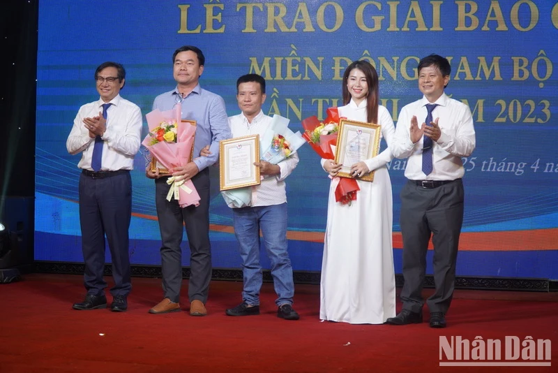 Phó Chủ tịch Hội Nhà báo Việt Nam Trần Trọng Dũng (bên phải) và Phó Chủ tịch Ủy ban nhân dân tỉnh Đồng Nai Nguyễn Sơn Hùng (bên trái) trao giải Nhất thể loại phát thanh-truyền hình cho nhóm tác giả của Đài phát thanh truyền hình Bình Dương.
