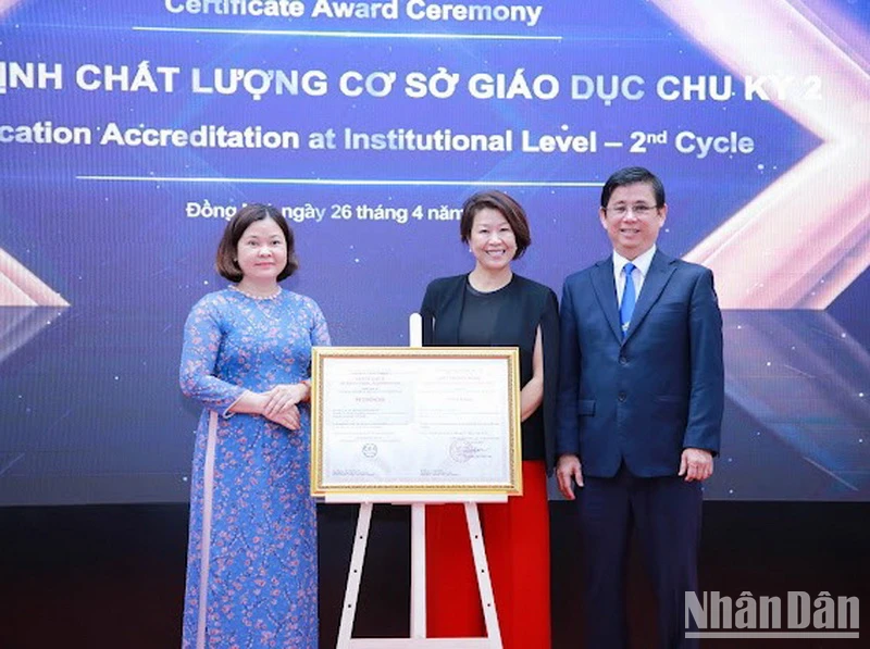 Lãnh đạo Trung tâm Kiểm định chất lượng giáo dục Đại học Quốc gia Thành phố Hồ Chí Minh trao chứng nhận đạt chuẩn kiểm định chất lượng chu kỳ 2 cho Trường đại học Lạc Hồng.