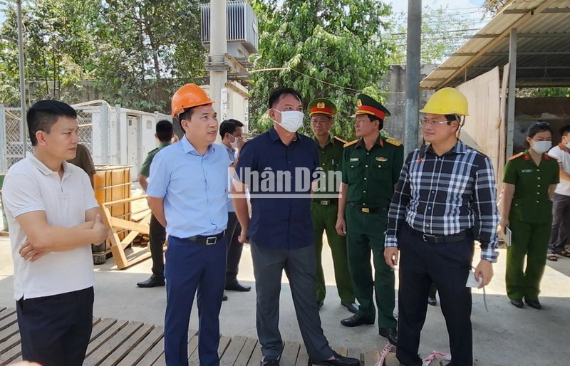 Quyền Chủ tịch Ủy ban nhân dân tỉnh Đồng Nai Võ Tấn Đức cùng Thiếu tướng Nguyễn Sỹ Quang, Giám đốc Công an tỉnh có mặt tại hiện trường chỉ đạo cứu người, khắc phục hậu quả vụ tai nạn lao động. 