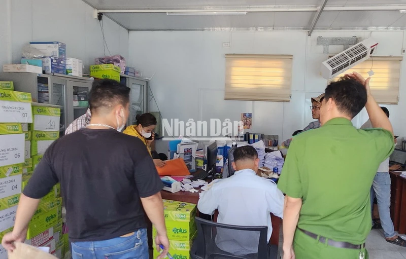 Lực lượng chức năng làm việc với đại diện Công ty gỗ Bình Minh ngay sau vụ nổ.