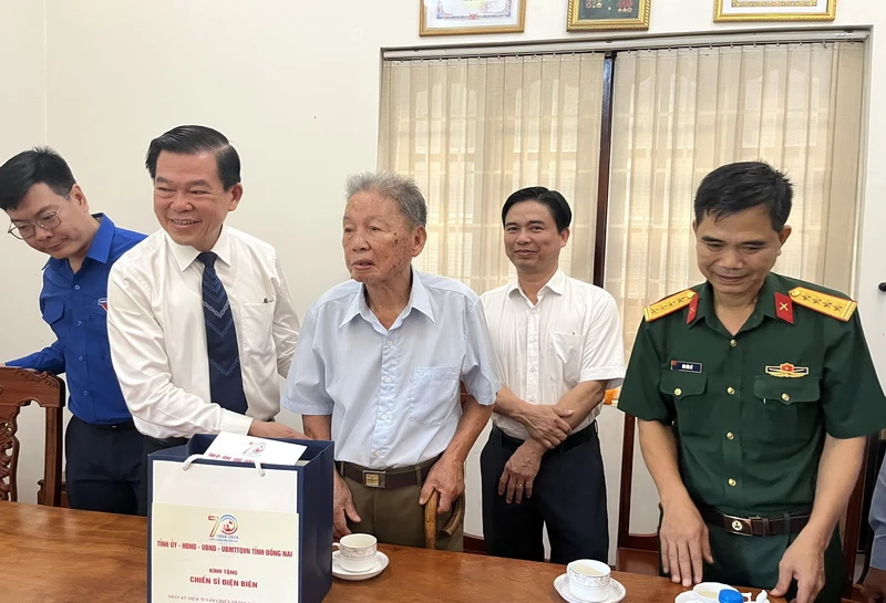 Bí thư Tỉnh ủy Đồng Nai Nguyễn Hồng Lĩnh đến thăm, tặng quà ông Ngô Thế Ngân (95 tuổi), ngụ khu phố Phước Hải, thị trấn Long Thành, huyện Long Thành.
