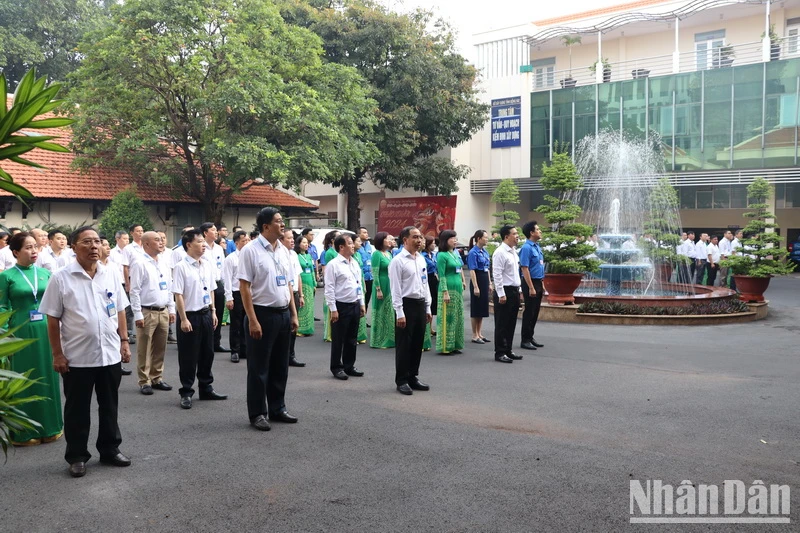 Lãnh đạo cán bộ công chức, viên chức Sở Xây dựng tỉnh Đồng Nai hát Quốc ca tại buổi lễ chào cờ đầu tuần.