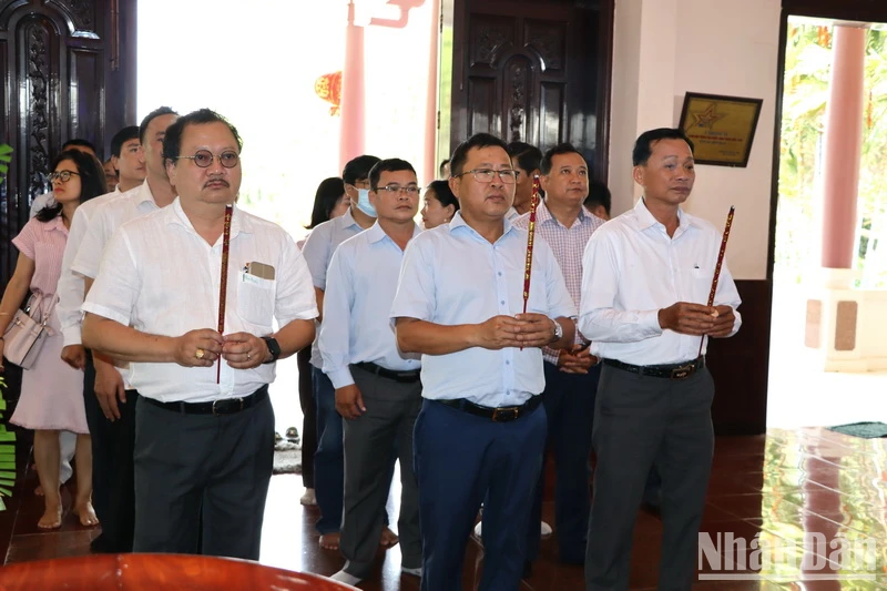 Đoàn Cơ quan Thường trực Báo Nhân Dân tại Thành phố Hồ Chí Minh dâng hương tại Đền liệt sĩ huyện Nhơn Trạch.