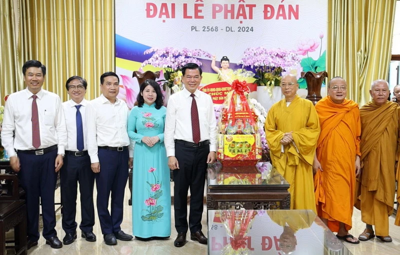 Bí thư Tỉnh ủy Đồng Nai Nguyễn Hồng Lĩnh chúc mừng Giáo hội Phật giáo Việt Nam tỉnh Đồng Nai nhân Đại lễ Phật đản.