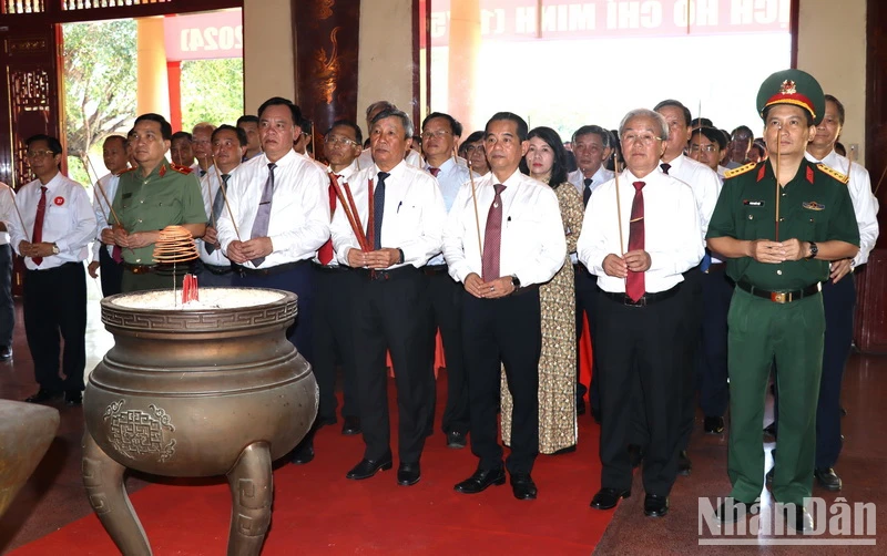 Các đồng chí lãnh đạo chủ chốt tỉnh Đồng Nai dâng hương tưởng nhớ công lao vĩ đại của Chủ tịch Hồ Chí Minh.