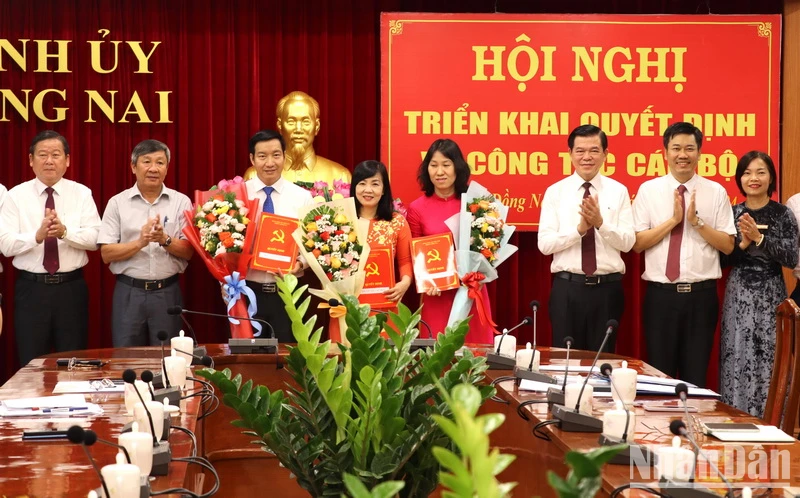 Lãnh đạo tỉnh Đồng Nai chúc mừng các đồng chí nhận quyết định bổ nhiệm, bổ nhiệm lại.