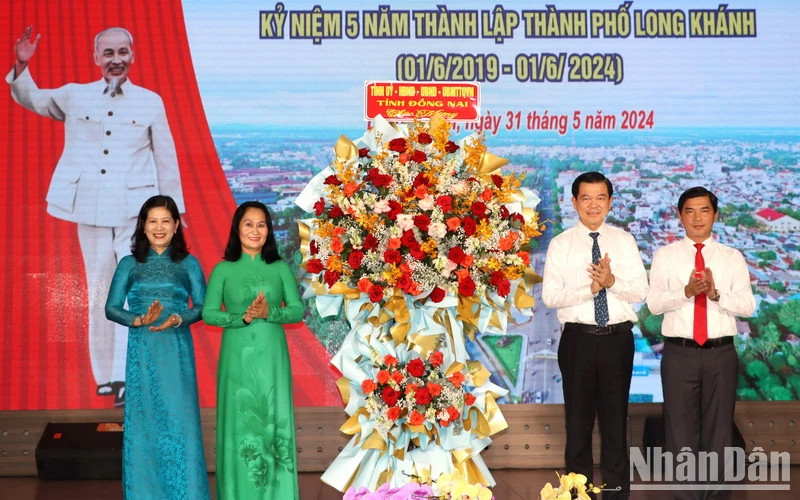 Thay mặt lãnh đạo tỉnh Đồng Nai, Bí thư Tỉnh ủy Đồng Nai Nguyễn Hồng Lĩnh tặng lẵng hoa chúc mừng cho tập thể Thường trực Thành ủy Long Khánh.