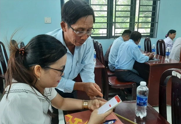 Hướng dẫn sử dụng Sổ tay đảng viên điện tử ở Đảng bộ thành phố Long Khánh. 