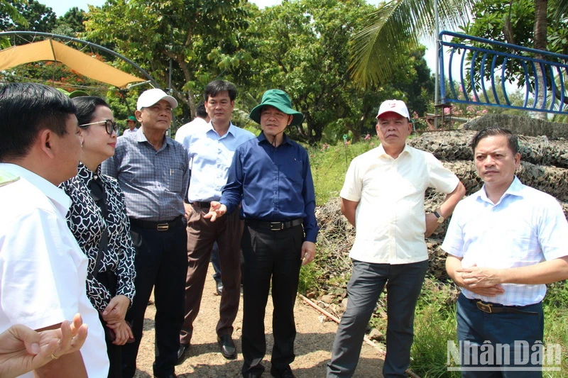Bí thư Tỉnh ủy Đồng Nai Nguyễn Hồng Lĩnh cùng quyền Chủ tịch Ủy ban nhân dân tỉnh Võ Tấn Đức khảo sát một điểm du lịch ven hồ Trị An thuộc huyện Vĩnh Cửu.