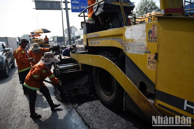 Đơn vị thi công trải nhựa nóng sau khi bóc tách lớp nhựa hư hỏng.