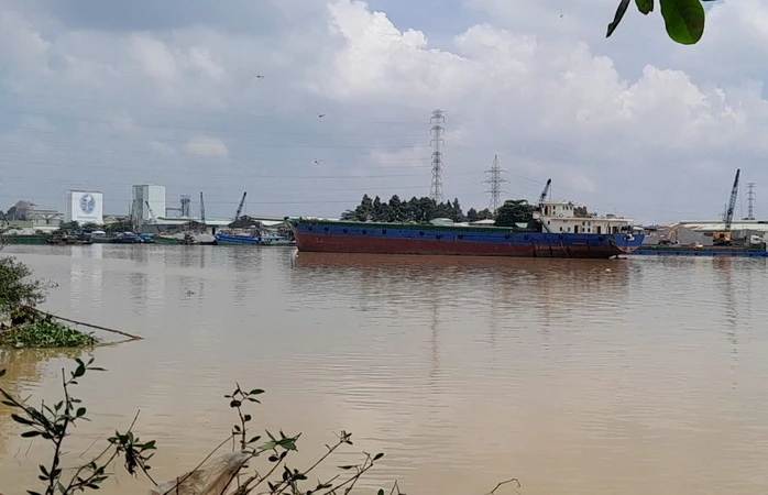 Khu vực hiện trường tàu Bảo Long 03 đi trên sông Đồng Nai phía dưới đường dây vi phạm khoảng cách an toàn gây phóng điện pha C.