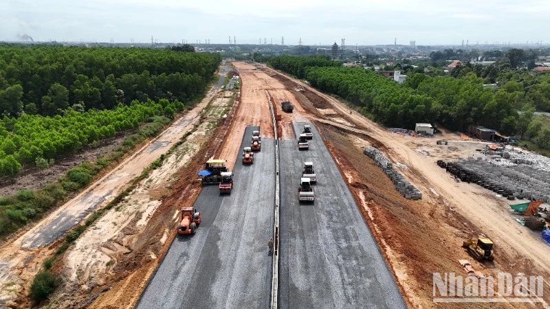 Thi công tại Dự án đường cao tốc Biên Hòa-Vũng Tàu, đoạn qua địa bàn huyện Long Thành, tỉnh Đồng Nai.
