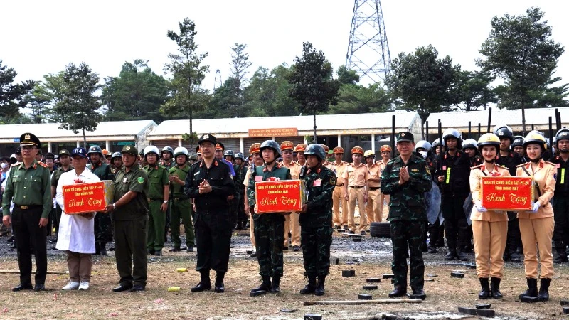 Bí thư Tỉnh ủy Đồng Nai Nguyễn Hồng Lĩnh cùng Ban Chỉ đạo diễn tập phòng thủ tỉnh tặng quà động viên các đơn vị tham gia. 