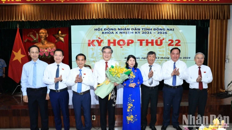 Lãnh đạo tỉnh Đồng Nai tặng hoa chúc mừng tân Phó Chủ tịch Ủy ban nhân dân tỉnh Dương Minh Dũng.