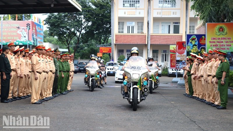 Lực lượng Công an tỉnh Đồng Nai ra quân thực hiện cao điểm bảo đảm trật tự an toàn giao thông dịp cuối năm.