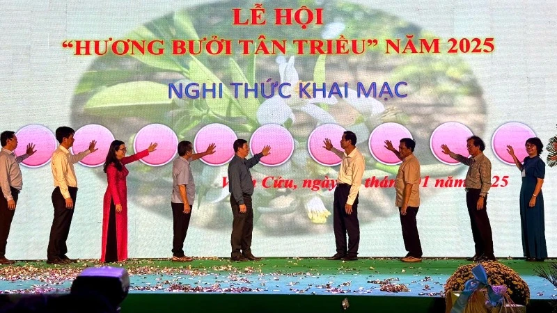 Các đại biểu thực hiện nghi thức khai mạc lễ hội Hương bưởi Tân Triều.