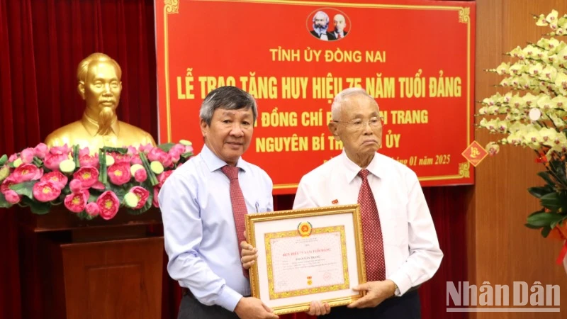 Phó Bí thư Thường trực Tỉnh ủy Đồng Nai Hồ Thanh Sơn trao Huy hiệu 75 năm tuổi đảng cho đồng chí Phan Văn Trang.