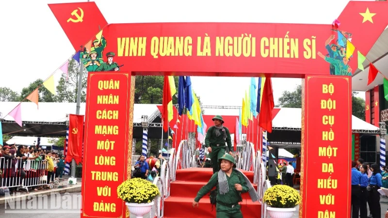 Thanh niên bước qua Cầu Vinh quang lên xe về đơn vị.