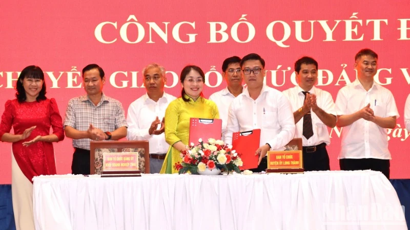 Đại diện Ban Tổ chức Đảng ủy Khối doanh nghiệp tỉnh Đồng Nai và Ban Tổ chức các đảng bộ ký biên bản bàn giao tổ chức đảng và đảng viên.