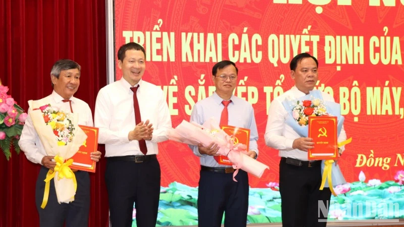 Bí thư Tỉnh ủy Đồng Nai Vũ Hồng Văn trao quyết định thành lập mới 2 đảng bộ và hợp nhất Ban Tuyên giáo và Dân vận Tỉnh ủy.