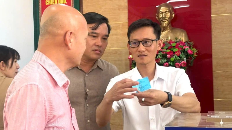 Người dân bốc thăm nhận suất tái định cư dự án cao tốc Biên Hòa-Vũng Tàu.